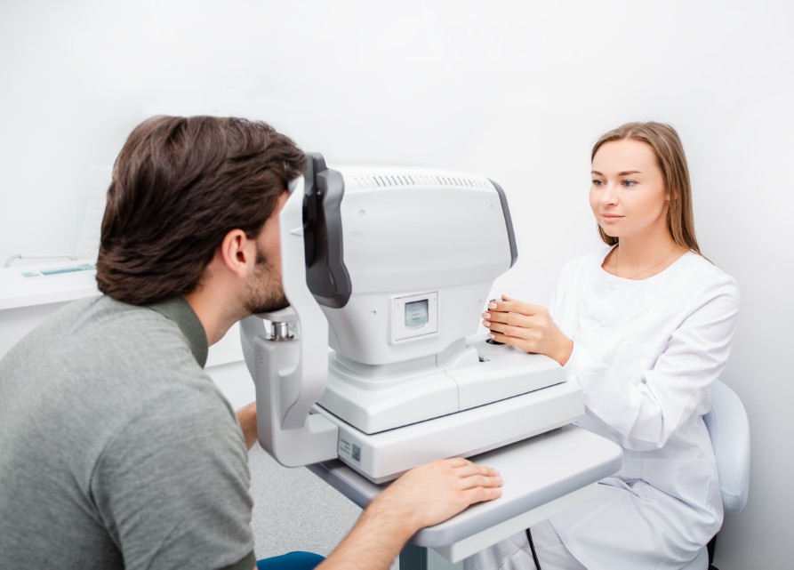 lentille astigmate hypermetrope contrôle et examen ophtalmologique
