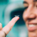 Lentille astigmate hypermetrope mise en place sur le doigt