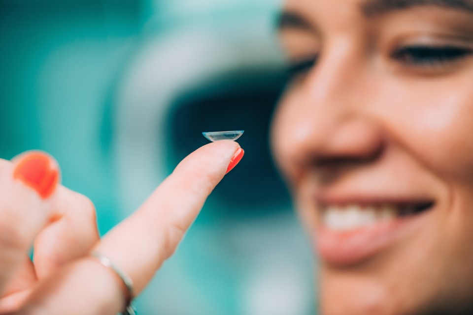 Lentille astigmate hypermetrope mise en place sur le doigt